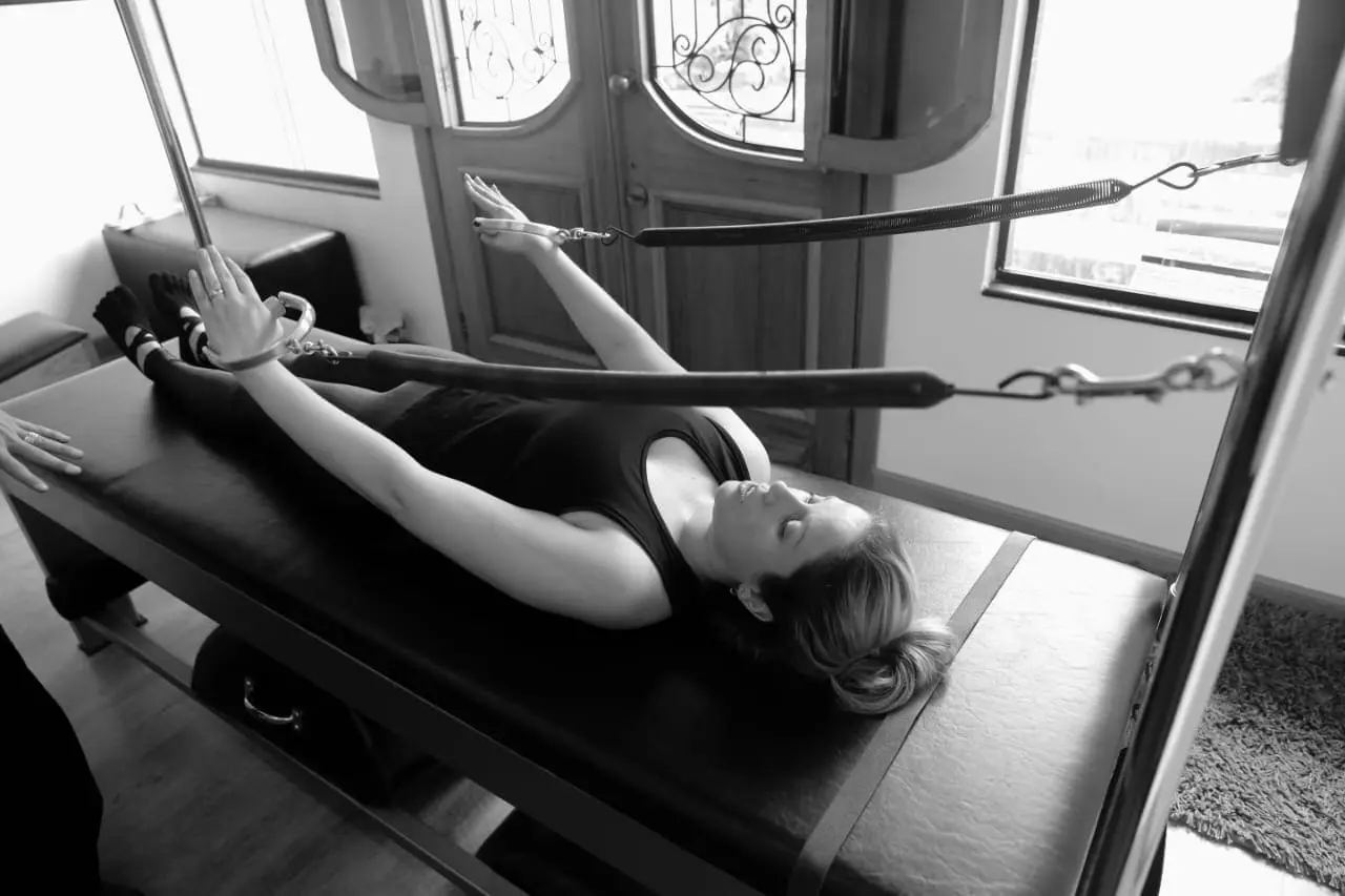 Prática de Pilates no Cadillac do Studio Thoth