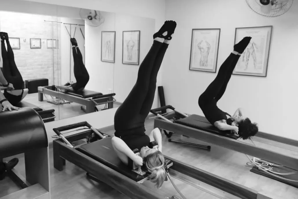 Prática de Pilates nos equipamentos do Studio Thoth